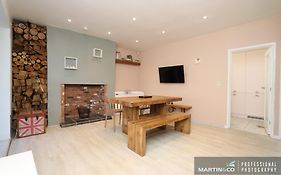 The Pink House , Free Parking , 3 Bedrooms , Garden , Close To M4 And Countryside!
